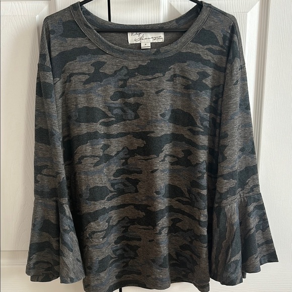 NWT, Vintage Havana, Womens, Camo Print Bell Sleeve Top, snap detail on sides - Picture 1 of 7